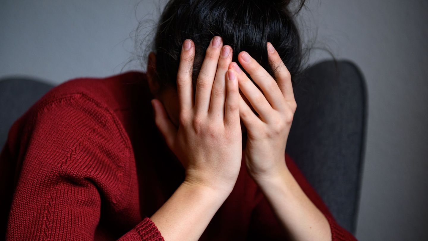 Chronischer Stress erhöht das Risiko für Rückenschmerzen deutlich. (Symbolbild) Foto: Jonas Walzberg/dpa