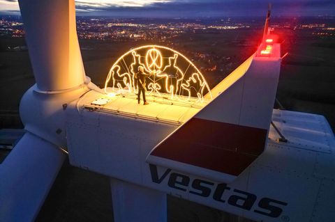 Steffen Flämig prüft die Beleuchtung an einem überdimensionalen Schwibbogen auf einem Windrad. Foto: Jan Woitas/dpa