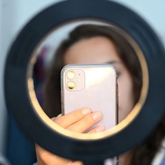 Die Finanzbehörden nehmen immer wieder Influencer ins Visier. (Symbolbild) Foto: Niklas Graeber/dpa