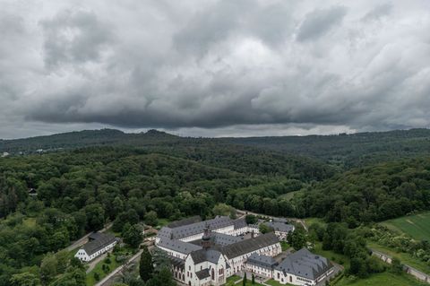 Starkregen kann Überschwemmungen und Erosion verursachen. (Archivbild) Foto: Boris Roessler/dpa
