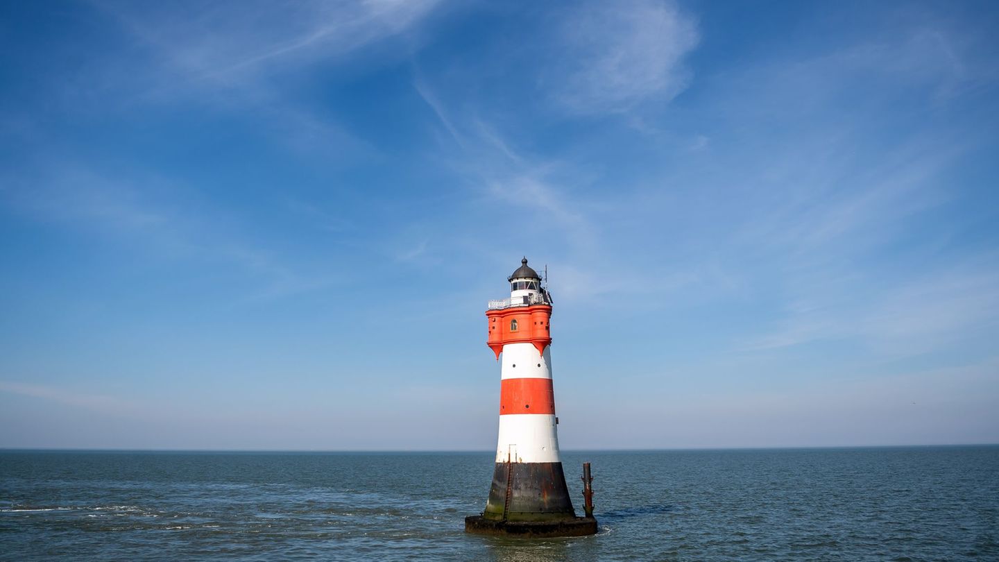 Die Deutsche Stiftung Denkmalschutz sucht für den maroden Leuchtturm "Roter Sand" einen neuen Standort am Festland. (Archivbild)