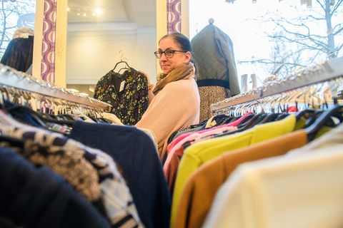 In dem Charity-Shop "Zweimalschön" in Magdeburg verbergen sich wahre Schätze von den unterschiedlichsten Spendern. Foto: Klaus-D