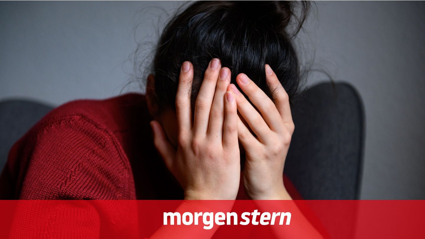 Eine Frau schlägt wegen Stress ihre Hände vors Gesicht