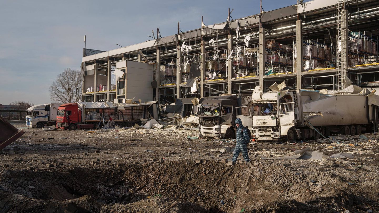 Mit jedem Kriegstag werden die Schäden und Opferzahlen in der Ukraine größer. Foto: Evgeniy Maloletka/AP/dpa