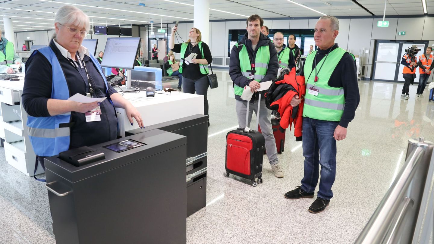 Letzte Kontrolle vor der Gangway, doch der Flieger hebt nicht ab: Komparsen überprüfen Abläufe am neuen Flugsteig. Foto: Dominik