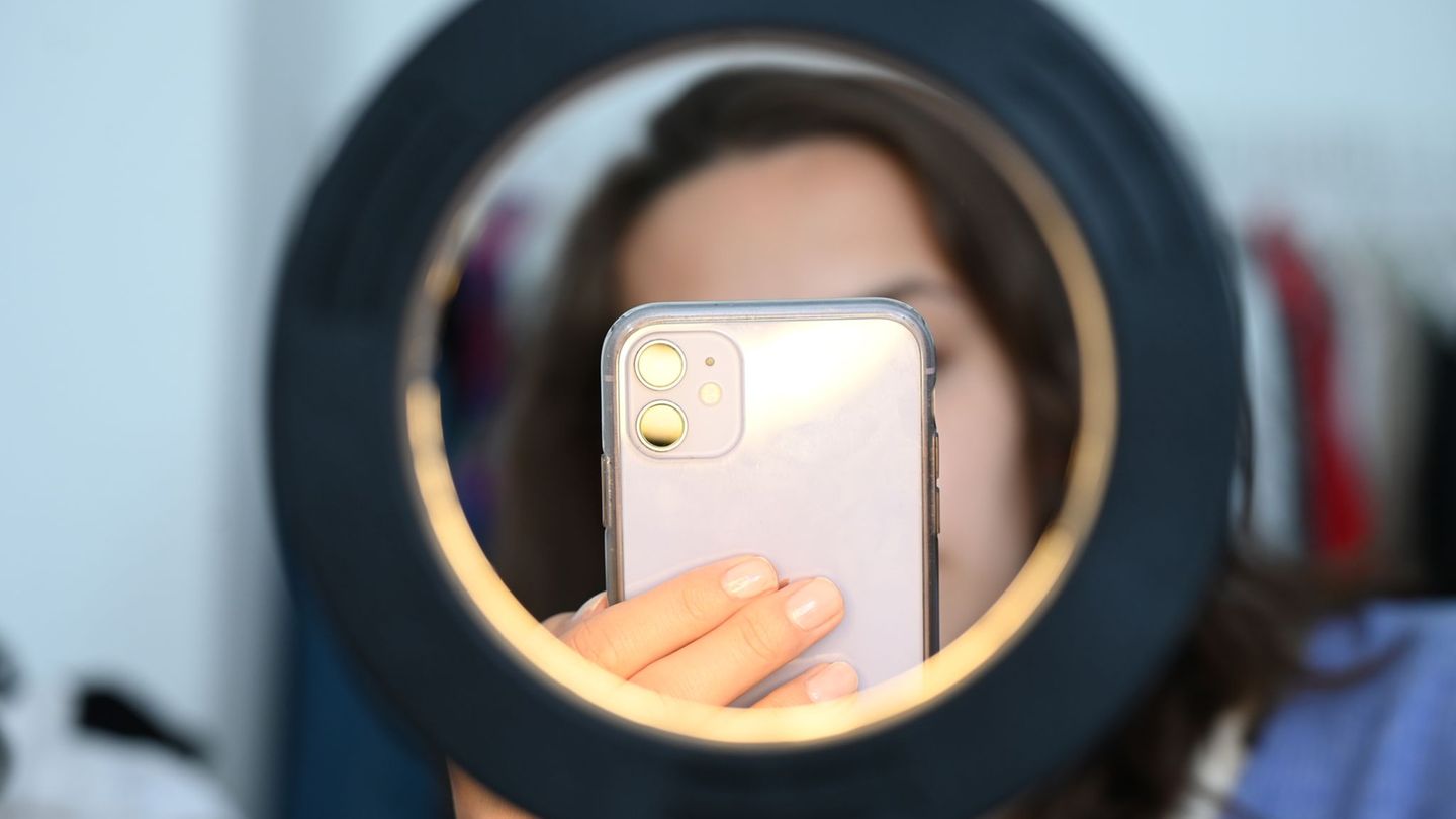 Die Finanzbehörden nehmen immer wieder Influencer ins Visier. (Symbolbild) Foto: Niklas Graeber/dpa