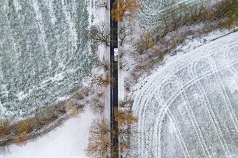 Frost, Nebel und örtliche Schneeschauer sorgen vielerorts für einen winterlichen Start in den Tag. Foto: Patrick Pleul/dpa