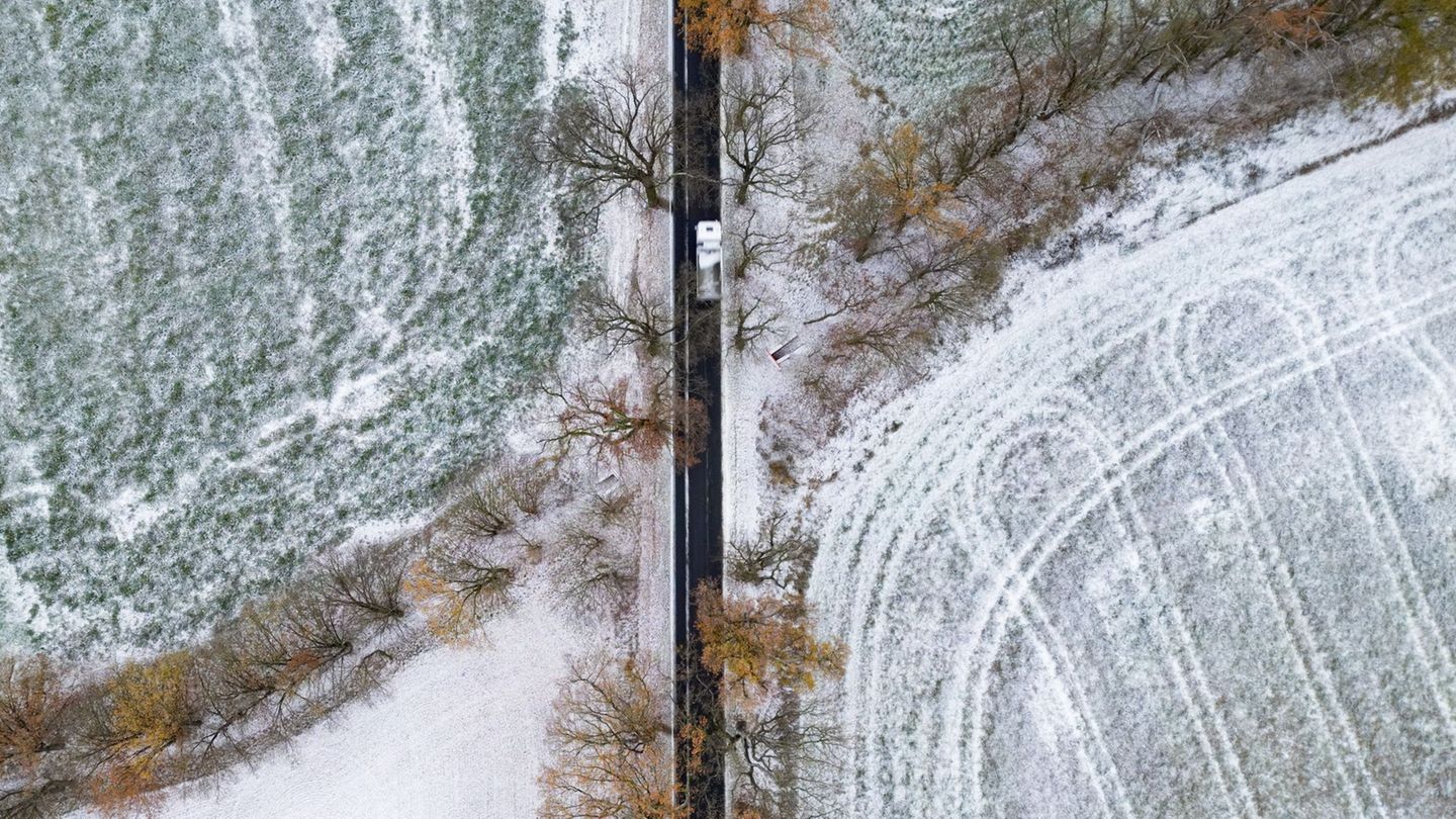 Frost, Nebel und örtliche Schneeschauer sorgen vielerorts für einen winterlichen Start in den Tag. Foto: Patrick Pleul/dpa