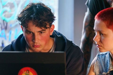 "Polizei": Merle (Antonia Breidenbach, r.) hilft Anton (Levy Rico Arcos), seine Erinnerungen wiederzufinden.