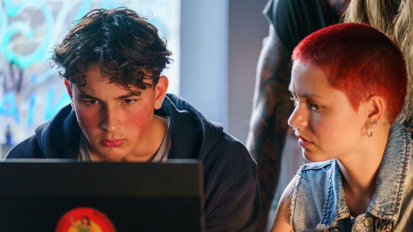 "Polizei": Merle (Antonia Breidenbach, r.) hilft Anton (Levy Rico Arcos), seine Erinnerungen wiederzufinden.