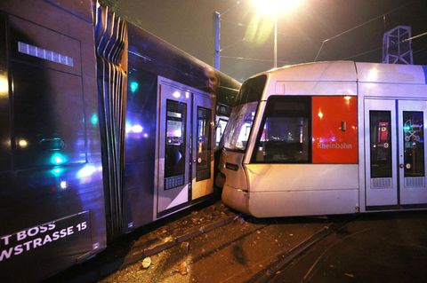 Eine Straßenbahn ist in Düsseldorf entgleist. Foto: David Young/dpa