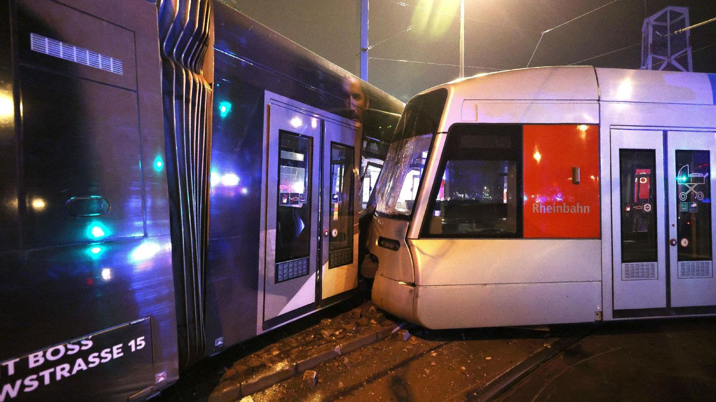 V Düsseldorfu iztirila tramvaj: 13 poškodovanih