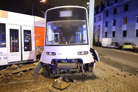In Düsseldorf steht eine weiße Straßenbahn entgleist neben den Schienen