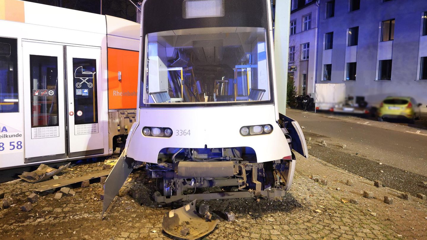 In Düsseldorf steht eine weiße Straßenbahn entgleist neben den Schienen