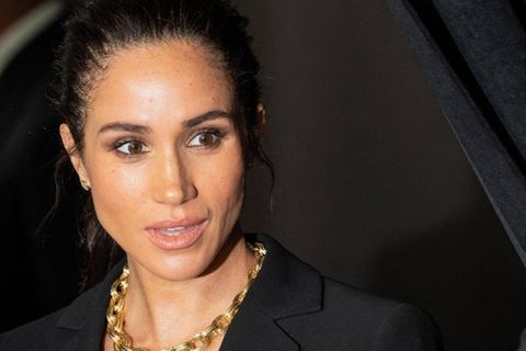 Herzogin Meghan wehrt sich gegen Vorwürfe, sie habe ein Designerkleid mitgehen lassen.