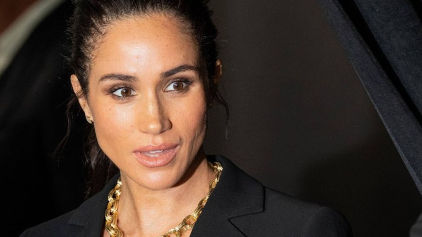 Herzogin Meghan wehrt sich gegen Vorwürfe, sie habe ein Designerkleid mitgehen lassen.