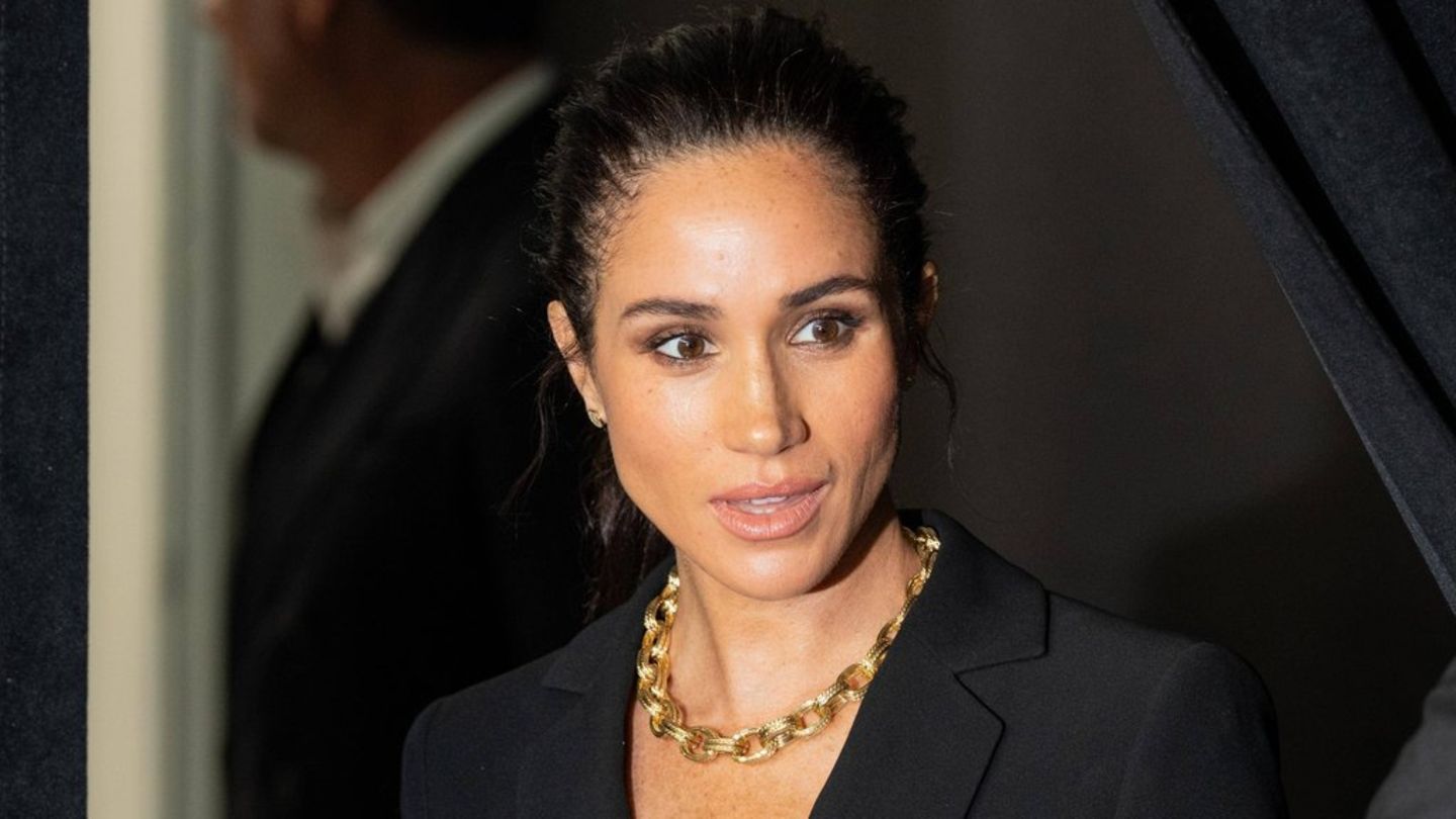 Herzogin Meghan wehrt sich gegen Vorwürfe, sie habe ein Designerkleid mitgehen lassen.