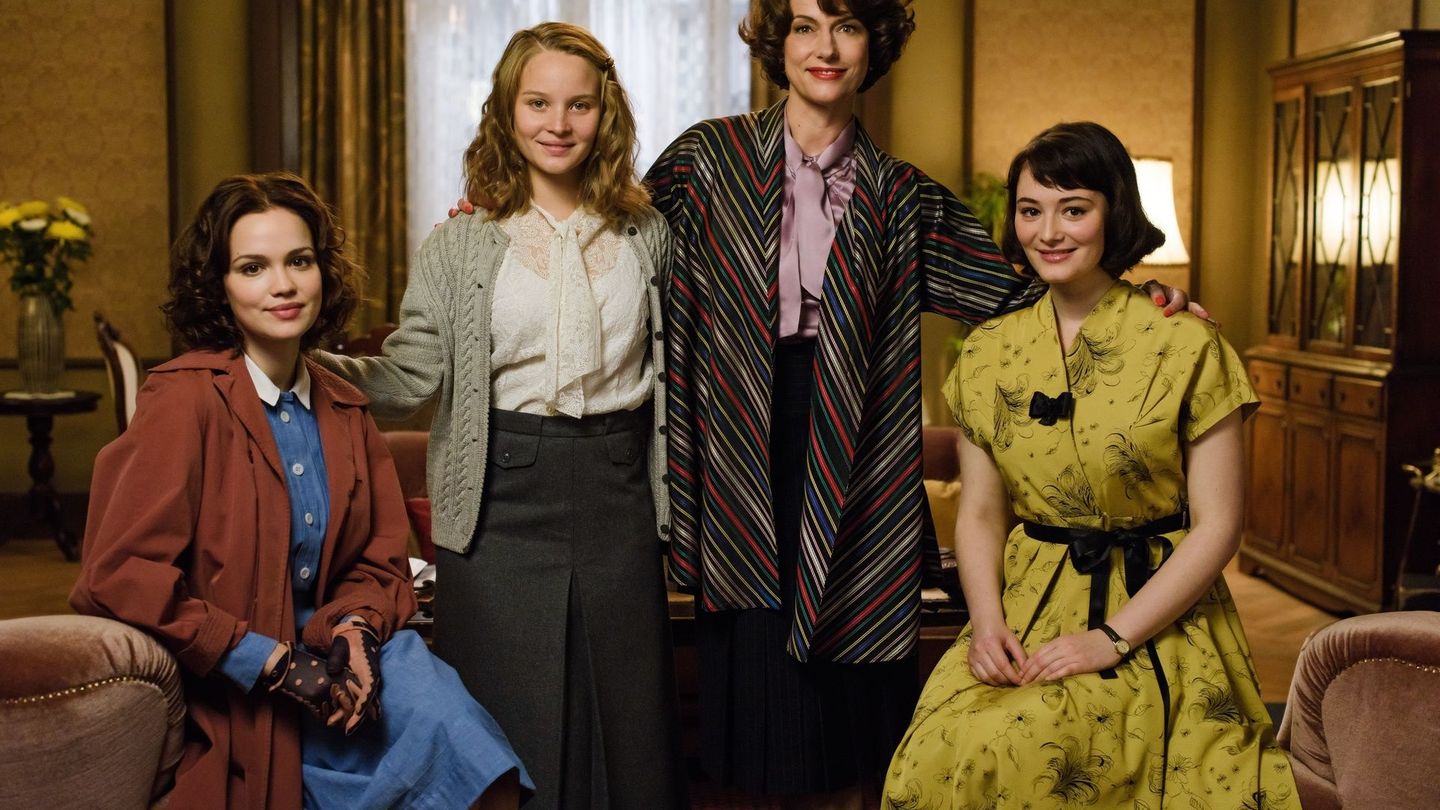 Mit "Ku'damm 56" beginnt die Geschichte der Familie um (von links) Eva (Emilia Schüle), Monika (Sonja Gerhardt), Caterina (Claudia Michelsen) und Helga Schöllack (Maria Ehrich).