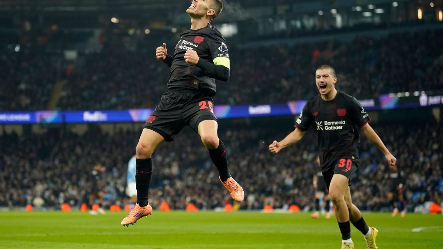 Leverkusens Alejandro Grimaldo jubelt nach seinem Führungstreffer. Foto: Dave Thompson/AP/dpa