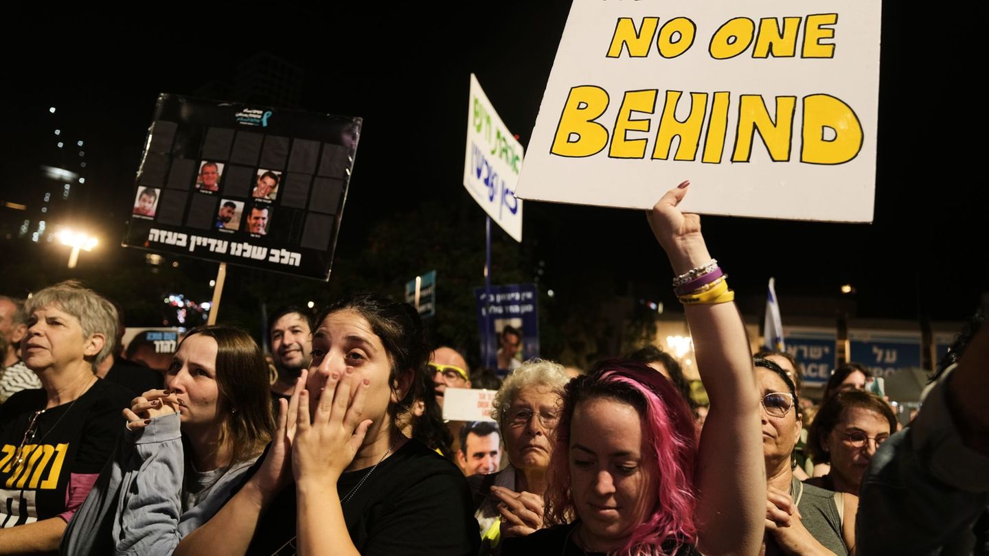 Menschen bei einer Kundgebung in Tel Aviv, auf der die Rückkehr der toten Geiseln gefordert wird. (Archivbild) Foto: Mahmoud Ill