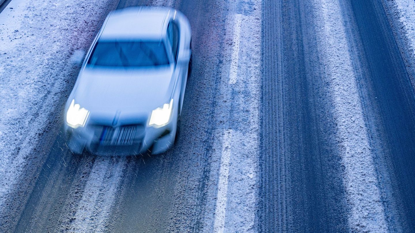 Vor allem der Osten Sachsen war am Morgen von der Glätte betroffen. (Archivbild) Foto: Armin Weigel/dpa