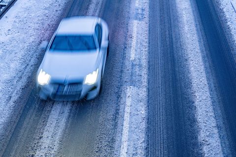 Vor allem der Osten Sachsen war am Morgen von der Glätte betroffen. (Archivbild) Foto: Armin Weigel/dpa