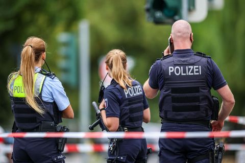 Polizeibeamte am Tatort, wo ein Mann im August 2025 einen anderen Mann erschoss und flüchtete