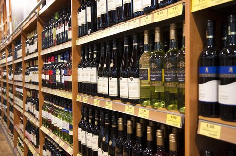 Unter anderem teurer Wein zählte zum Diebesgut im Blankeneser Rewe-Markt