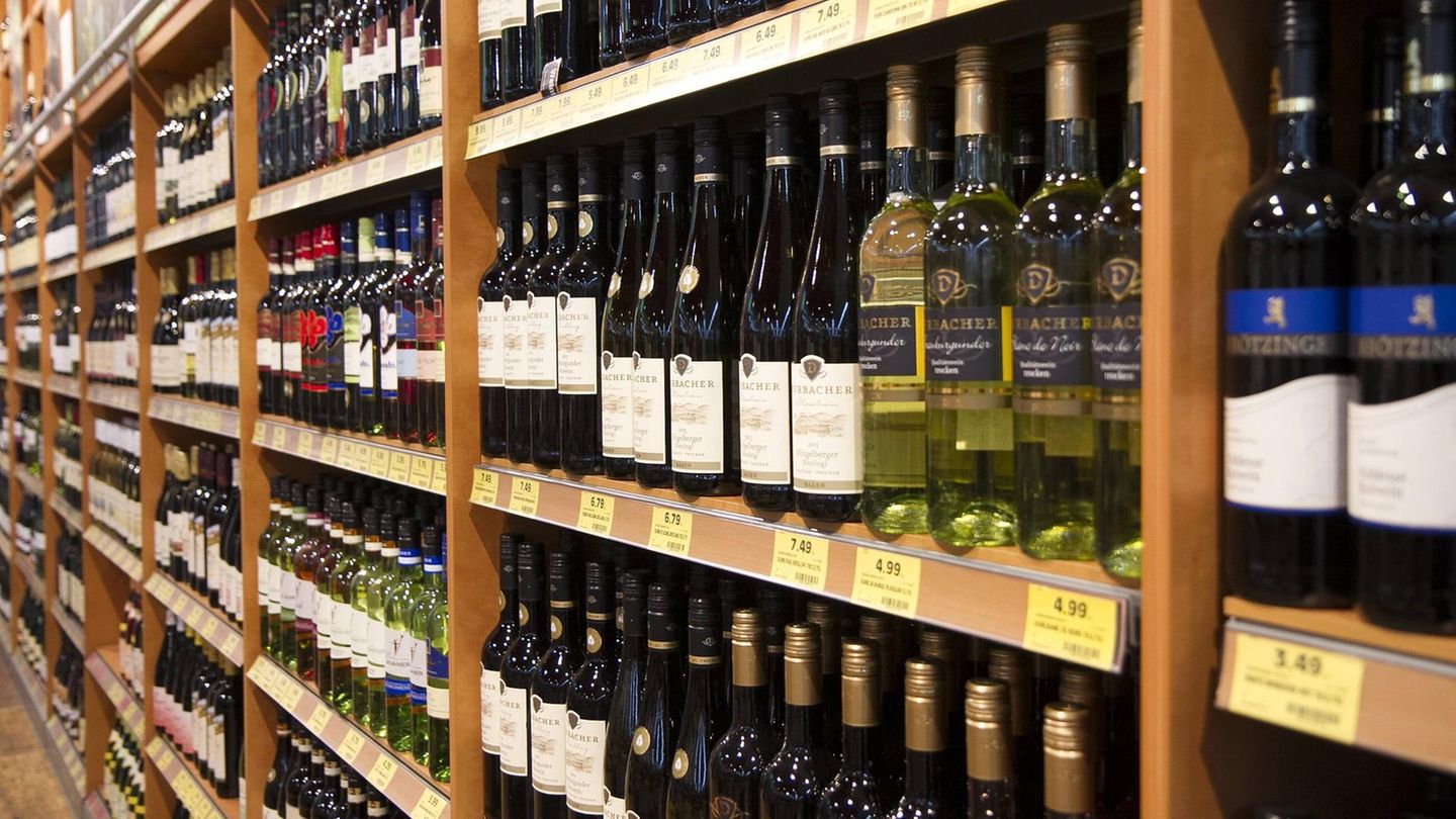 Unter anderem teurer Wein zählte zum Diebesgut im Blankeneser Rewe-Markt