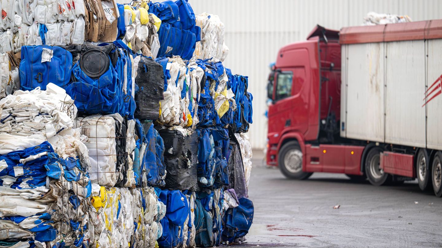 Das Firmengelände im Bereich Industriehäfen. Foto: Sina Schuldt/dpa
