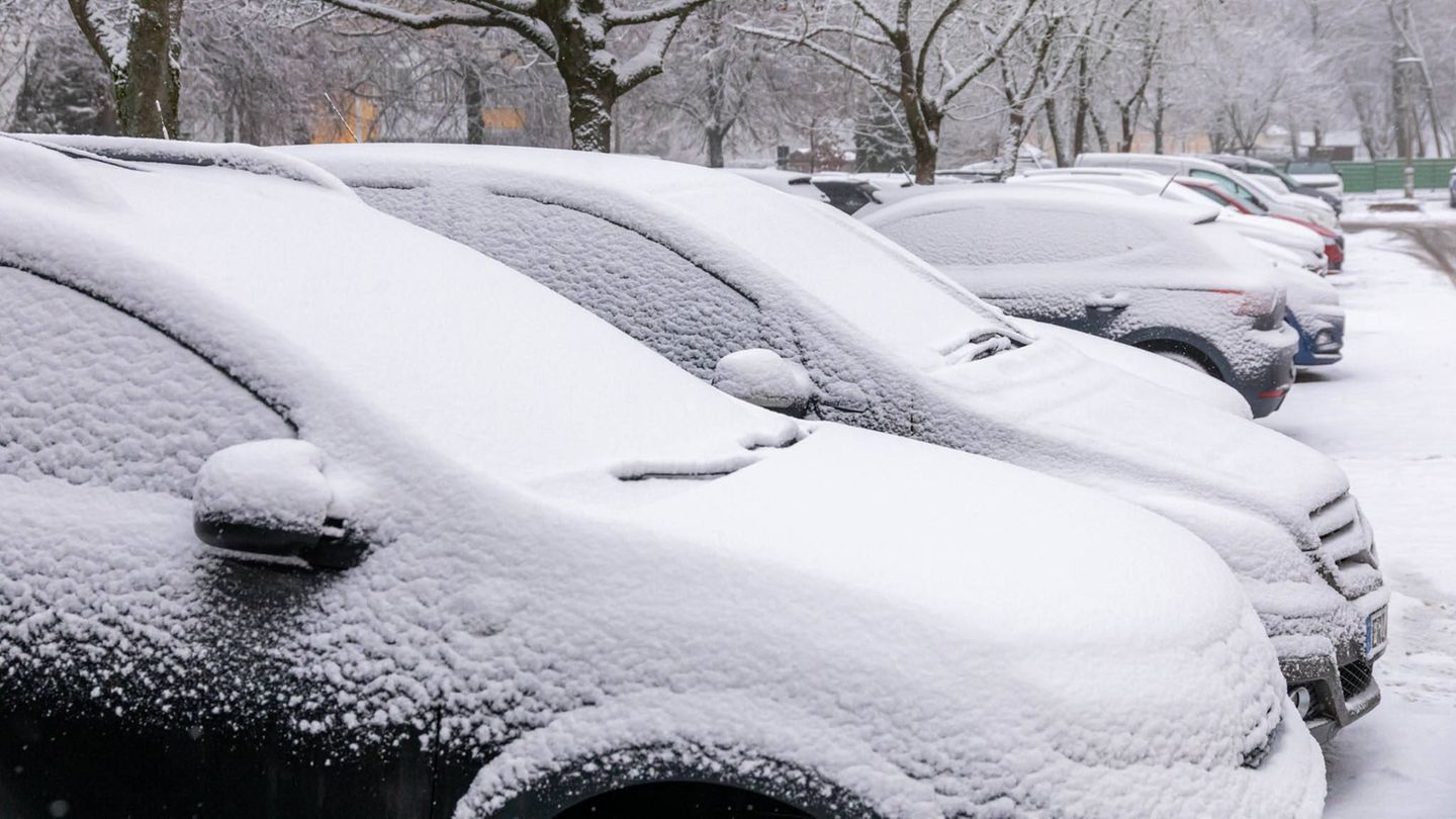 Schnee auf einer Reihe geparkter Autos – winterliches Wetter in Deutschland