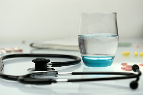 Stethoskop und Medikamente