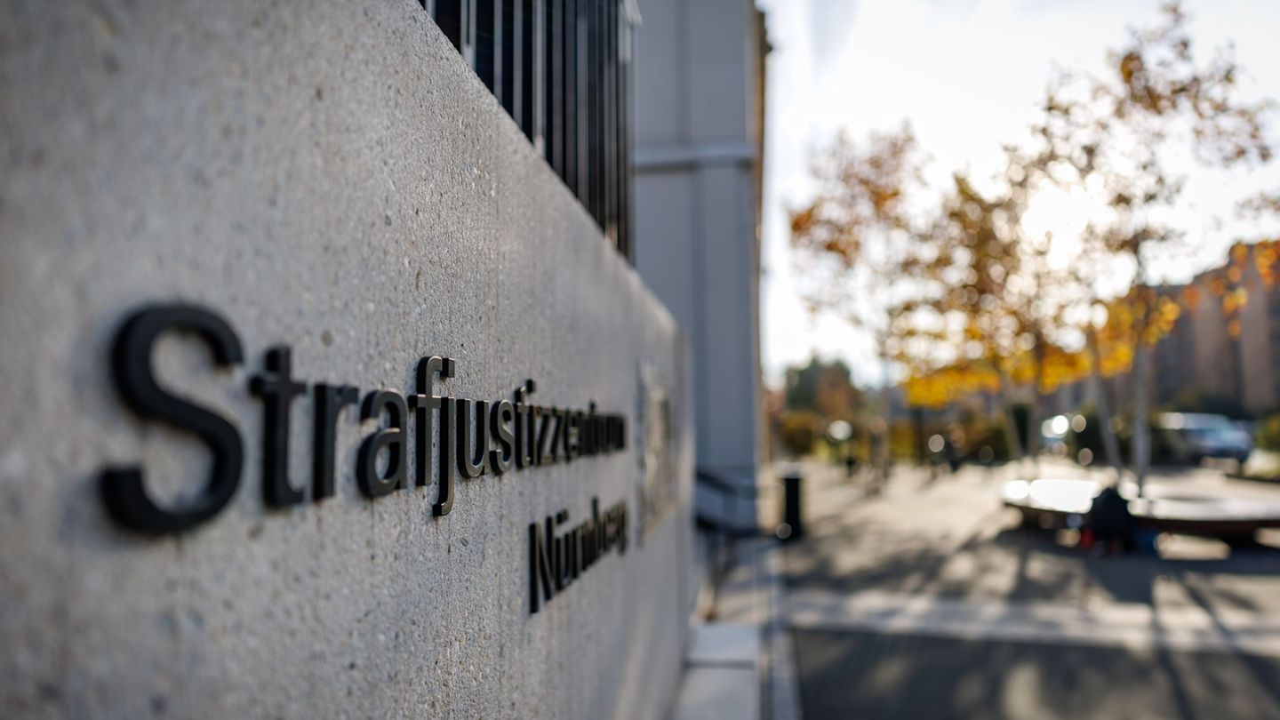 Die Bayerische Zentralstelle zur Bekämpfung von Betrug und Korruption im Gesundheitswesen (ZKG) wirft den Angeklagten vor, durch