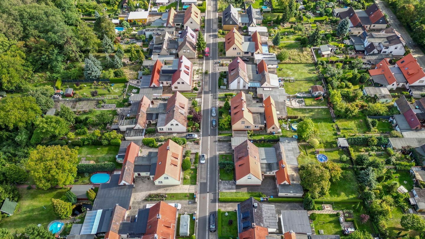Vor allem in ländlichen Gebieten wohnen viele Sachsen-Anhalter im Eigenheim. (Archivbild) Foto: Jan Woitas/dpa