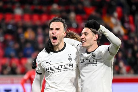 Für Gladbachs Stürmer Haris Tabakovic (l) lief es zuletzt prächtig. Foto: Harry Langer/dpa