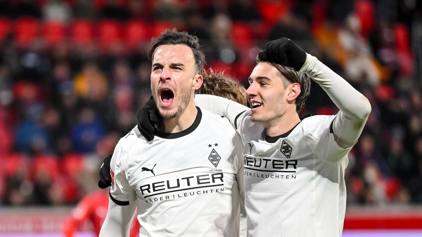 Für Gladbachs Stürmer Haris Tabakovic (l) lief es zuletzt prächtig. Foto: Harry Langer/dpa