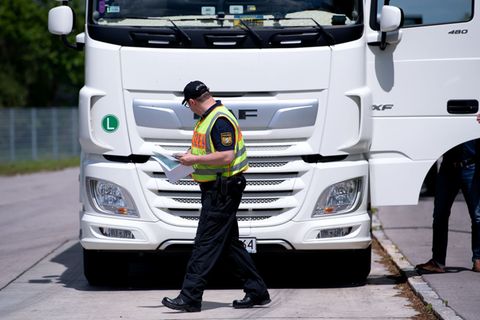 Von 3.780 kontrollierten Fahrzeugen stießen Polizisten bei 1.533 teils auf gleich mehrere Verstöße. (Archivbild) Foto: Sven Hopp