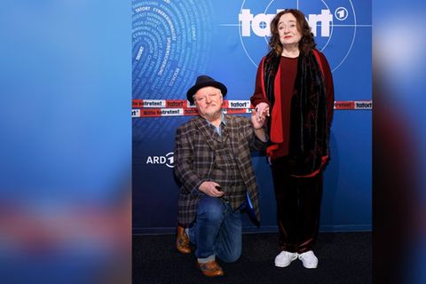 Bei der Premiere ihres letzten "Tatort"-Falls: Axel Prahl kniet vor Mechthild Großmann.