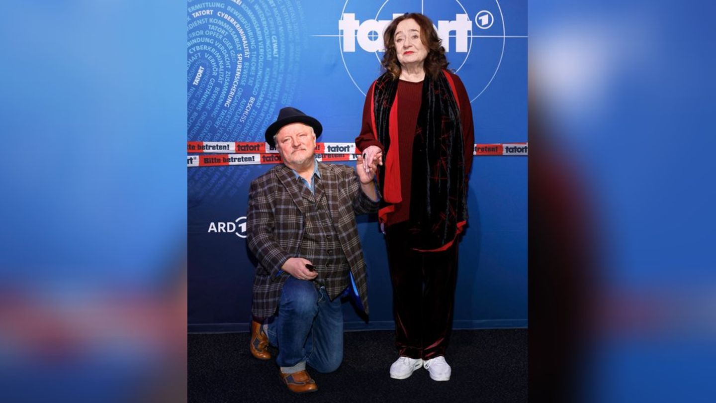 Bei der Premiere ihres letzten "Tatort"-Falls: Axel Prahl kniet vor Mechthild Großmann.