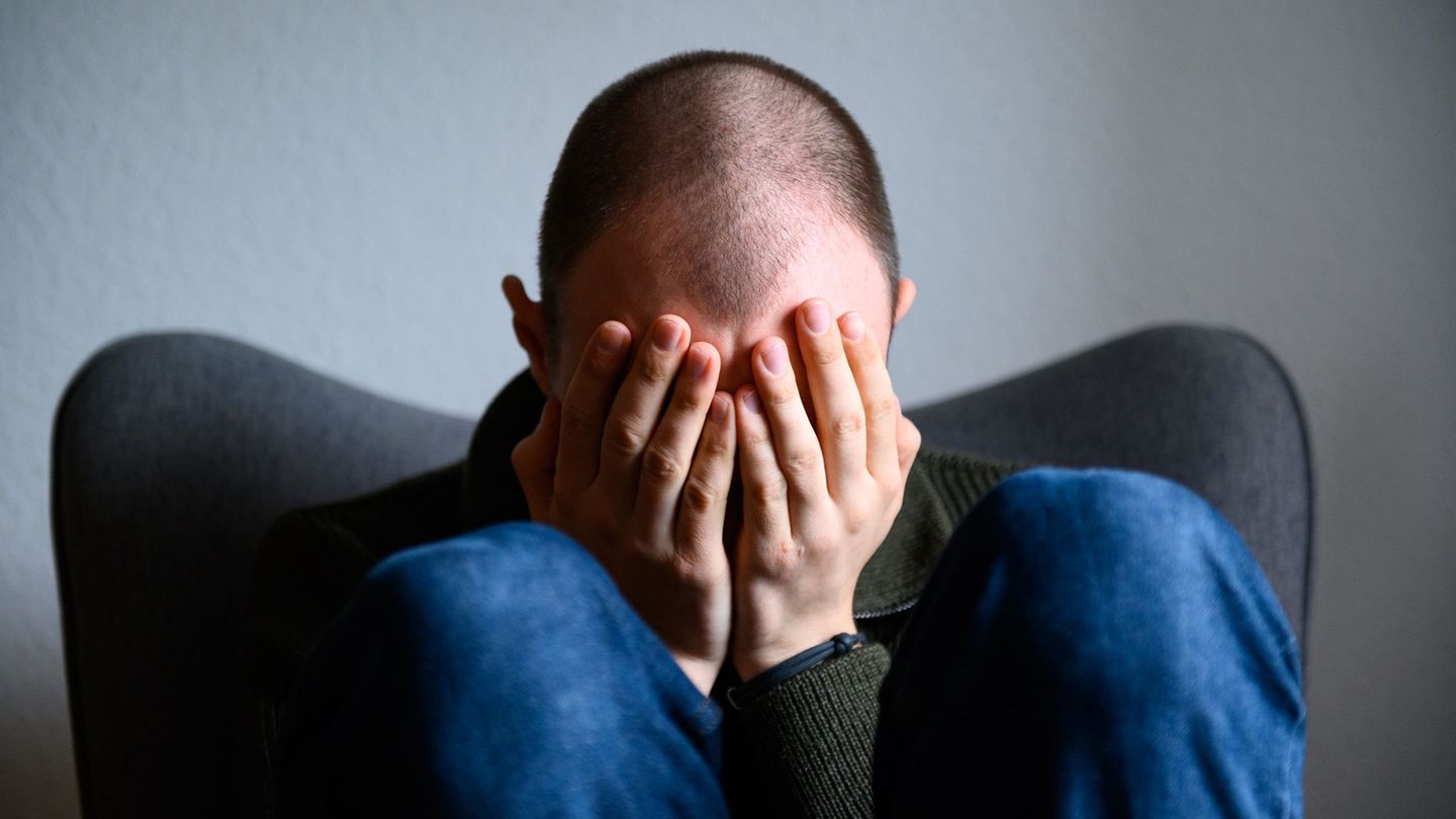 Chronischer Stress erhöht das Risiko für Rückenschmerzen deutlich. (Symbolbild) Foto: Jonas Walzberg/dpa