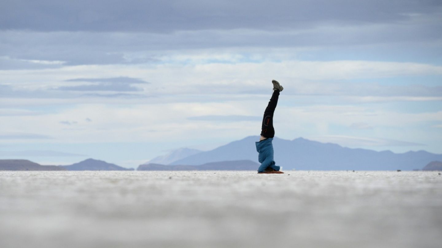 Mensch entspannt beim Kopfstand