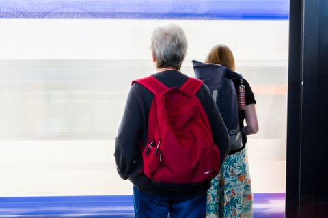 Viele Menschen sind auch im Rentenalter noch aktiv auf dem Arbeitsmarkt. (Symbolbild) Foto: Julian Stratenschulte/dpa