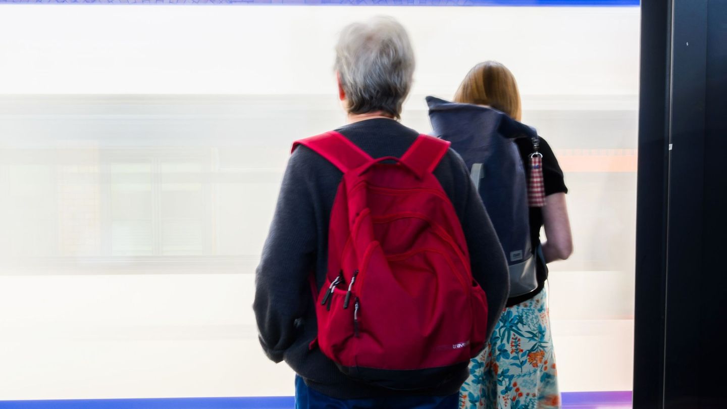 Viele Menschen sind auch im Rentenalter noch aktiv auf dem Arbeitsmarkt. (Symbolbild) Foto: Julian Stratenschulte/dpa