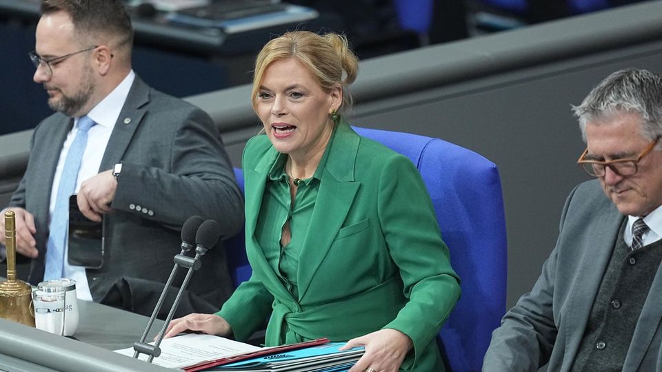 "Nein, nein, nein, die Sitzung leite ich" – Klöckner kanzelt meckernde Weidel ab