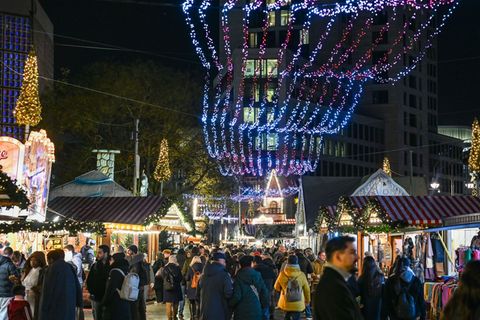 Der Weihnachtsmarkt am Breitscheidplatz zieht viele Touristen an. Foto: Jens Kalaene/dpa