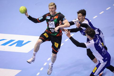 Packt ab der kommenden Saison für Stuttgart zu: Philipp Meyer (r). (Archivfoto) Foto: Ronny Hartmann/dpa-Zentralbild/dpa