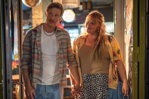 Der ZDF-Herzkino-Film "Liebesbrief an Jenny" erzählt die ungewöhnliche Liebesgeschichte von Jenny (Stefanie Reinsperger) und Timo (Golo Euler).