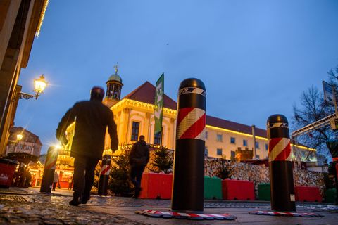 Der Weihnachtsmarkt in Magdeburg hat wieder geöffnet. (Archivbild) Foto: Klaus-Dietmar Gabbert/dpa