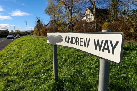 Teilweise übermaltes Schild des Prince Andrew Way