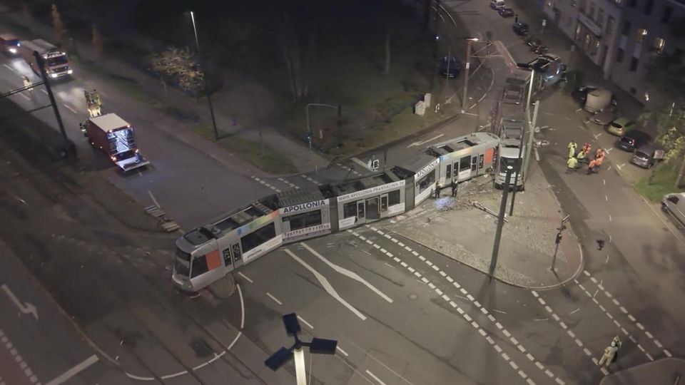 Straßenbahn in Düsseldorf springt komplett aus den Gleisen
